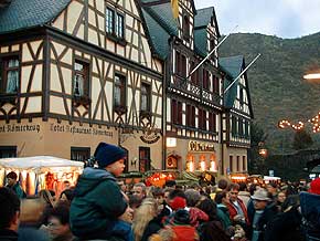 Weihnachtsmarkt Oberwesel, Rhein, 13. Dez. 1998, Foto 25  Wilhelm Hermann, Oberwesel