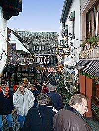 Weihnachtsmarkt Rdesheim, Drosselgasse, Drosselhof-Stbchen, Bild 11,  Wilhelm Hermann, 29. November 1998